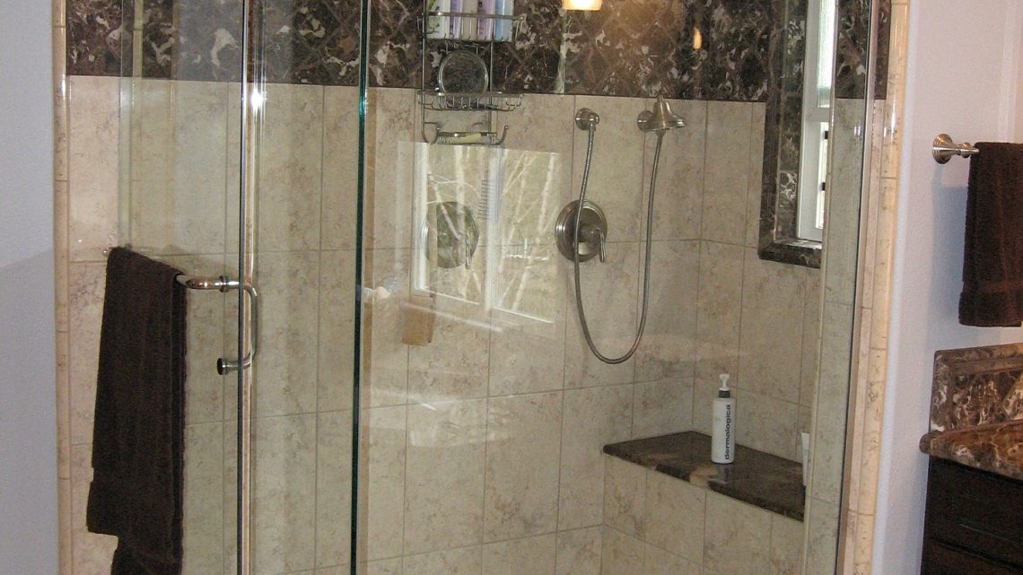 Comment bien nettoyer une douche vitrée