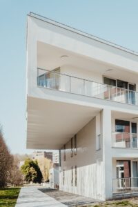 immeuble résidentiel en béton blanc près des arbres