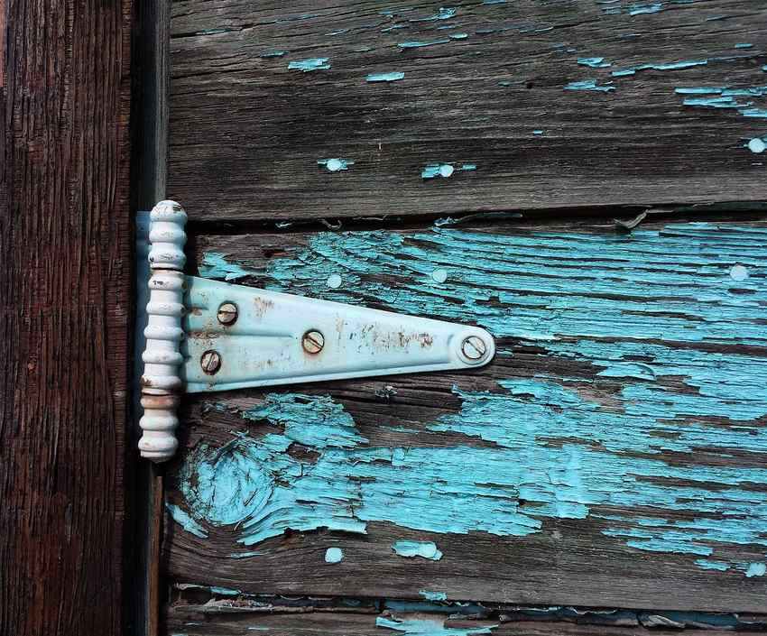 Porte qui frotte au sol : réglez vos charnières sans la démonter Porte qui frotte au sol : réglez vos charnières sans la démonter